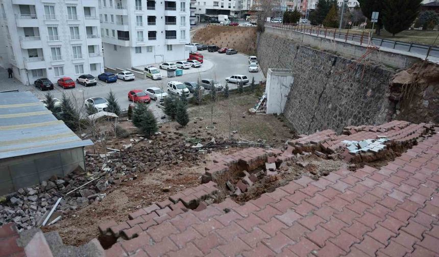 15 metre yüksekliğindeki istinat duvarı çöktü