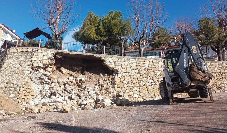 Ermenek'te seyir terasının istinat duvarı yıkıldı