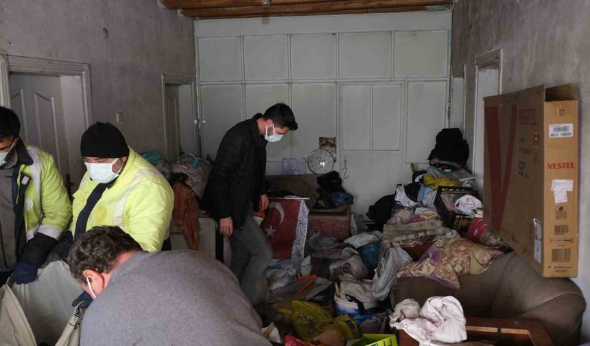 Evinden 10 ton çöp çıktı