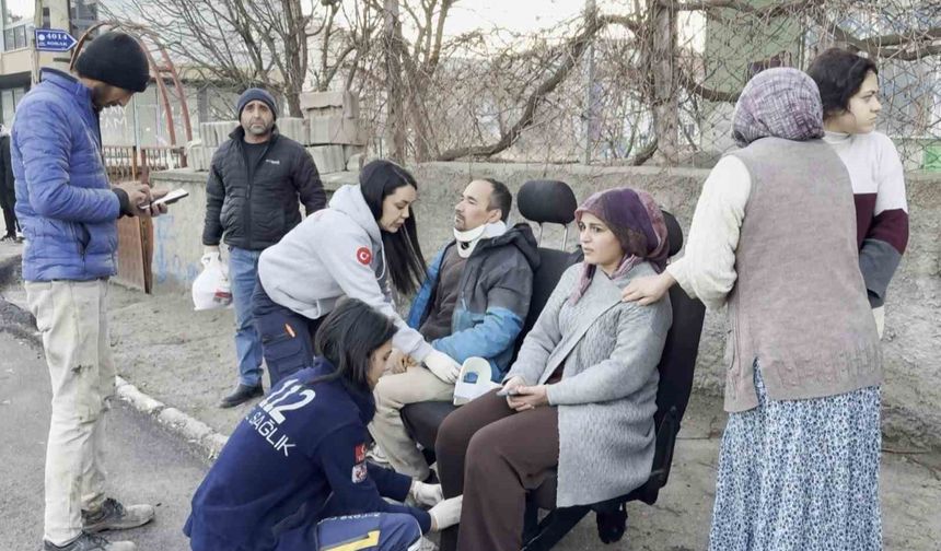Kamyonet ile hafif ticari araç çarpıştı: 3 yaralı