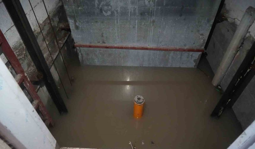 Niğde'nin Çiftlik ilçesinde yağışın ardından taşkınlar yaşandı