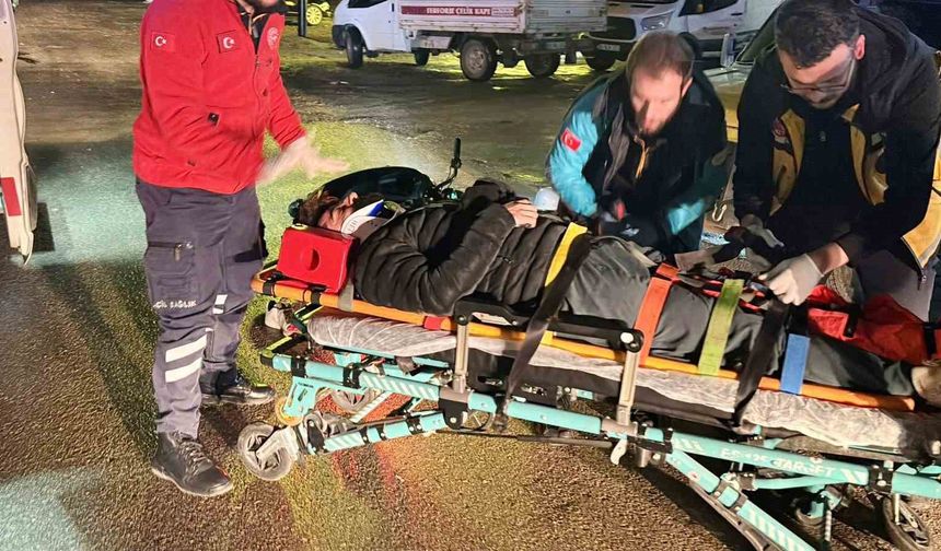 Otomobilin çarpıp kaçtığı motosiklet sürücüsü yaralandı