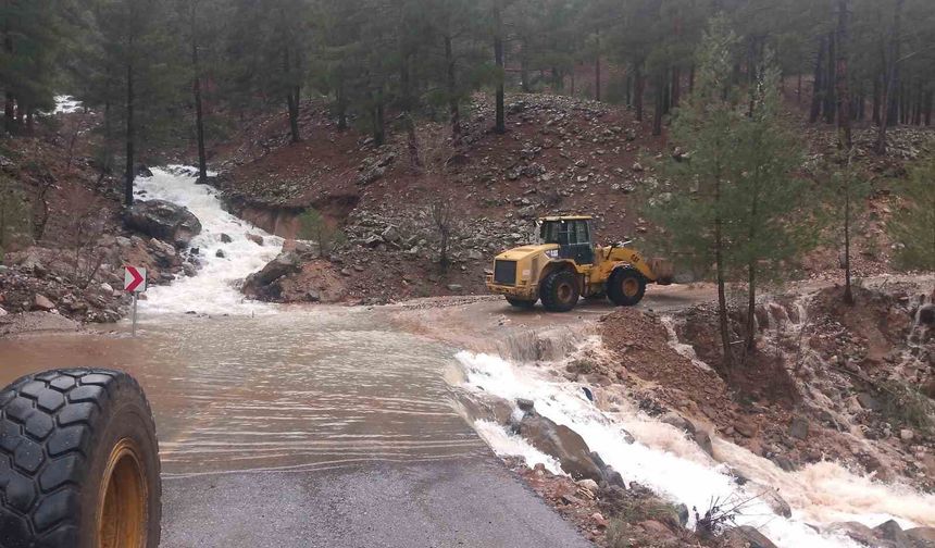 Sel, heyelan ve kar yağışına karşı yoğun mücadele