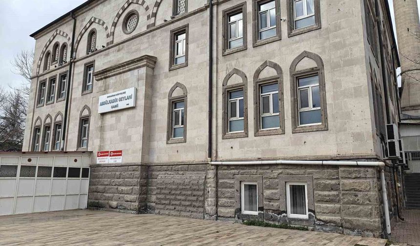 Teravih namazında camiye torpil attı