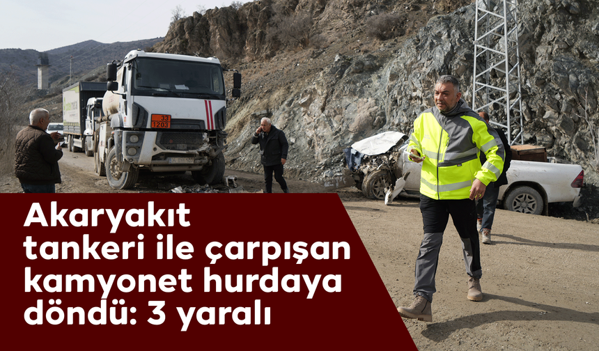 Akaryakıt tankeri ile çarpışan kamyonet hurdaya döndü: 3 yaralı