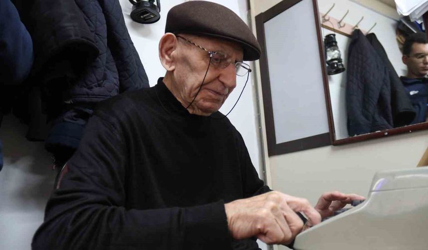 93 yaşındaki arzuhalci mesleğini ilk günkü aşkla sürdürüyor