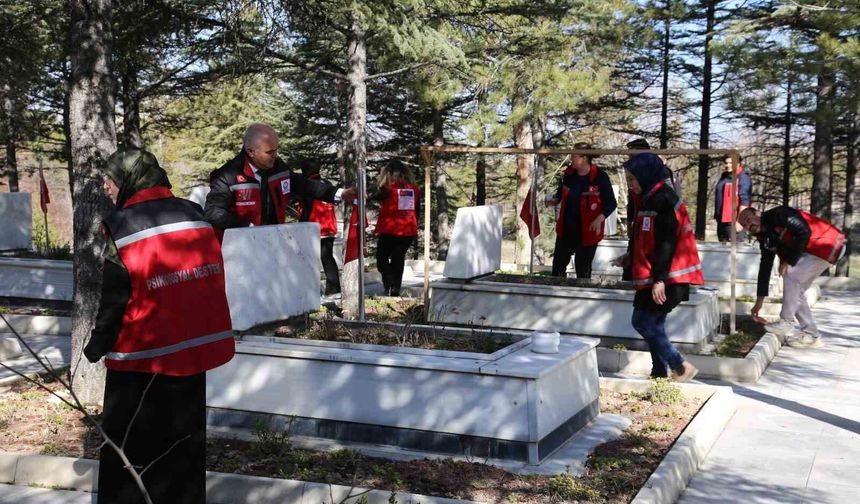 Bayram öncesinde şehitlik temizlendi
