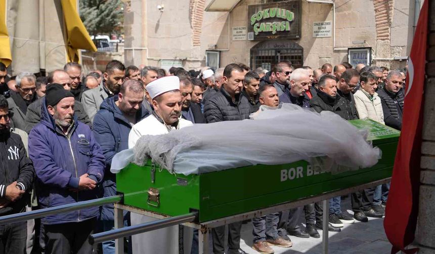 Eşi tarafından bıçaklanan 3 çocuk annesi kadın son yolculuğuna uğurlandı