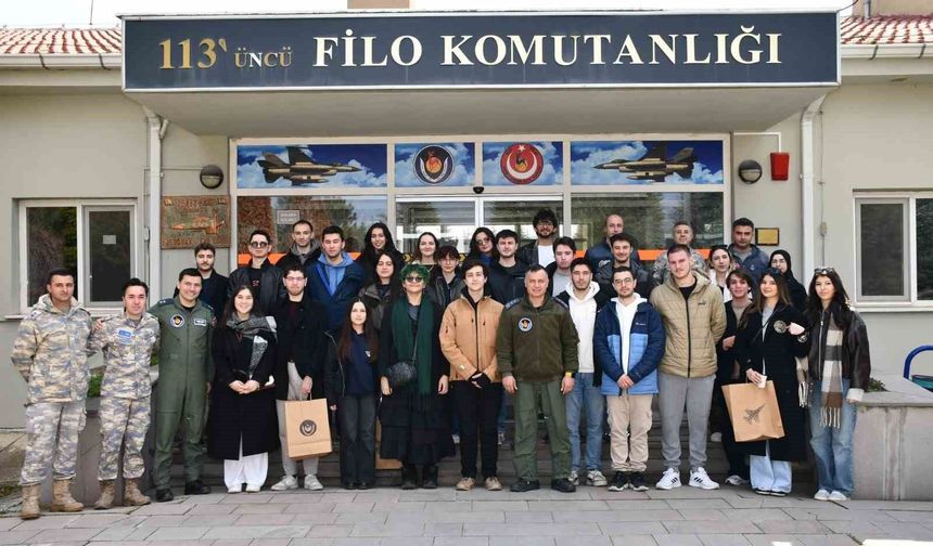 Gençler kışlada Mehmetçikle omuz omuza bir gün geçirdi