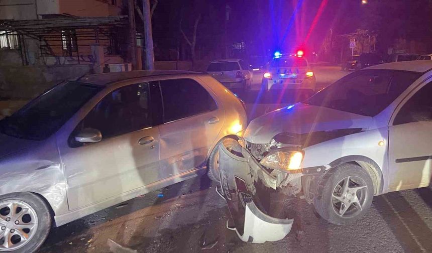 İki otomobilin çarpışması kameraya yansıdı: 1 yaralı