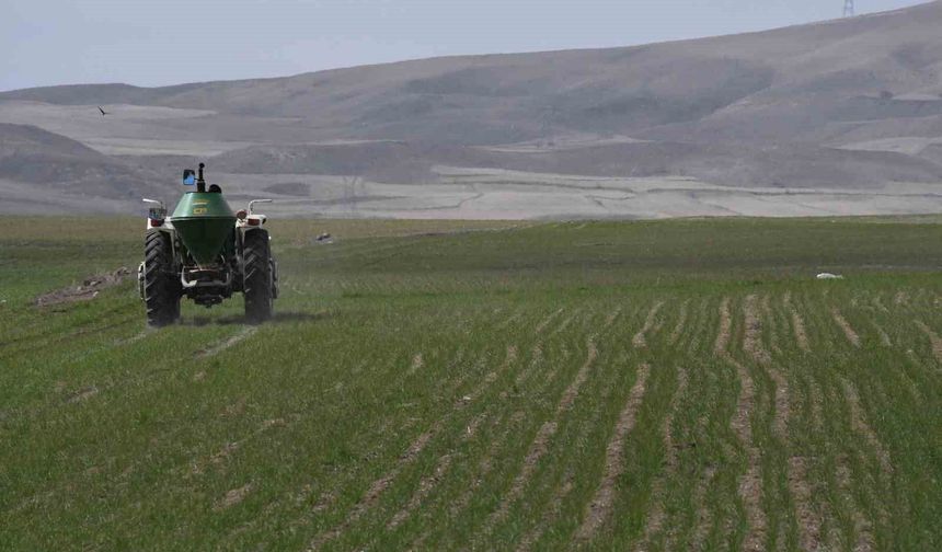 Mevsim yağmurları öncesi çiftçiler gübre mesaisine başladı