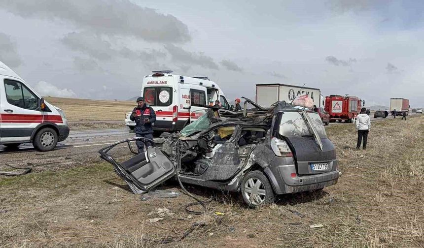 Otomobil tıra arkadan çarptı: 1 ölü, 3 yaralı