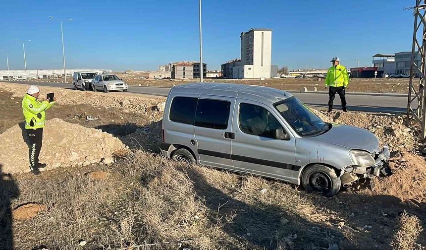 Yoldan çıkan hafif ticari aracın sürücüsü yaralandı