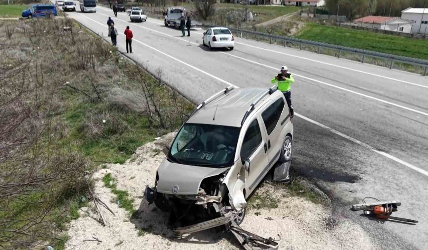 3 araç çarpıştı: 1'i ağır 7 yaralı