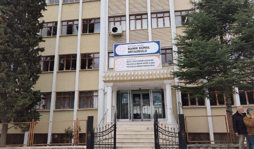 42 yıl 7 ay sonra emekli oldu: Son dersine yıllar önce mezun ettiği öğrencileri katıldı