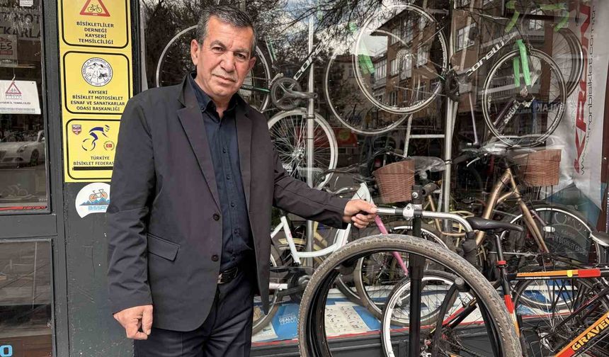 Askıda bisiklet parçaları, çocukların yüzünü güldürüyor