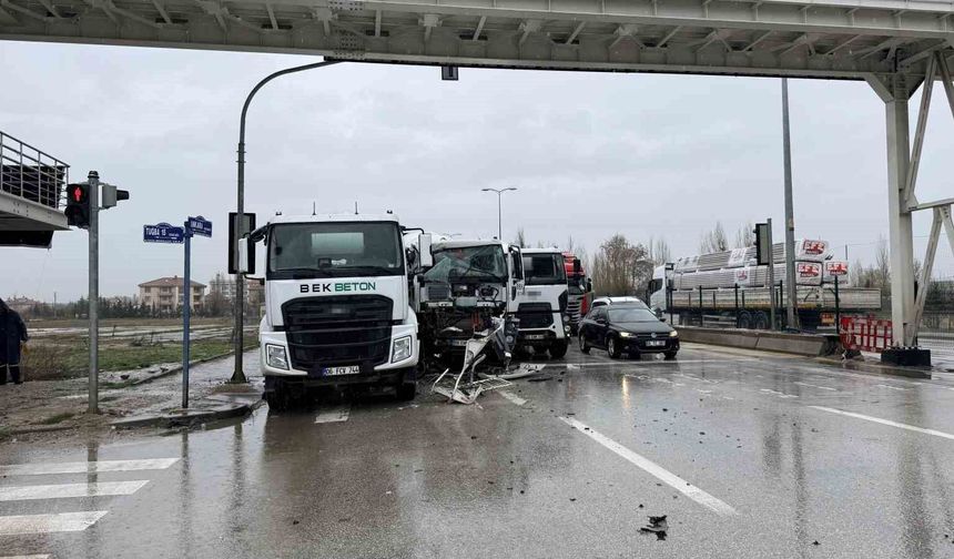 Çubuk'ta beton mikserleri çarpıştı: 1 yaralı