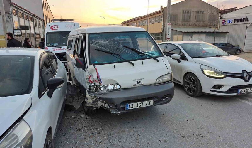 Eskişehir'de 4 aracın karıştığı trafik kazasında 3 kişi yaralandı