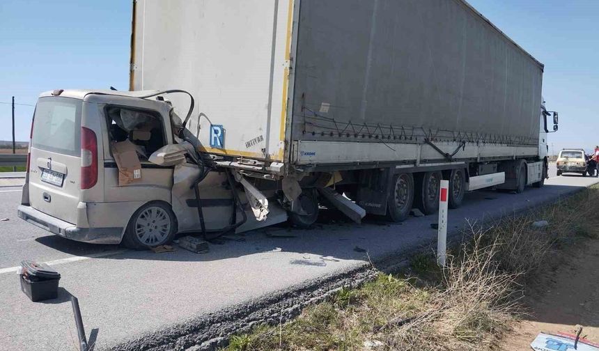 Hafif ticari araç tırın dorsesine ok gibi saplandı: 1 ağır yaralı