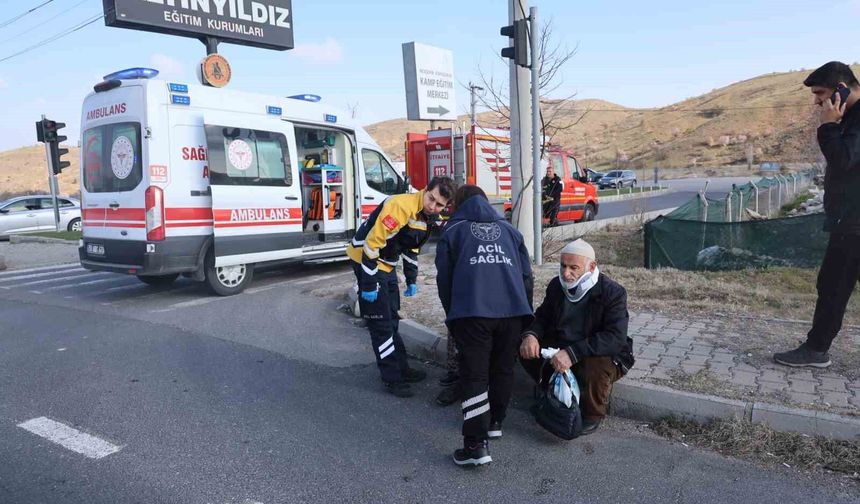 Kırmızı ışıkta bekleyen otomobile çarptı: 2 yaralı