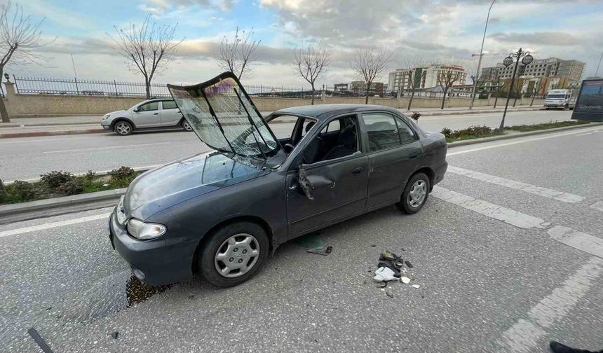 Otomobil park halindeki araca çarparak takla attı: 1 yaralı
