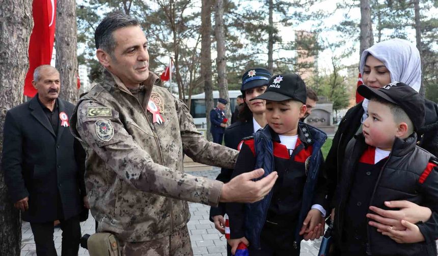 Şehit polisler mezarları başında anıldı