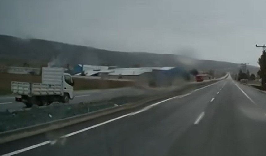 Ters yöne giren kamyonetin tehlikeli yolculuğu kameraya yansıdı