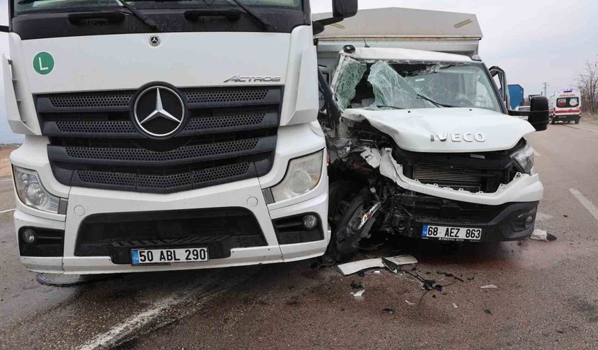 Tır ile kamyonet çarpıştı: 2 yaralı