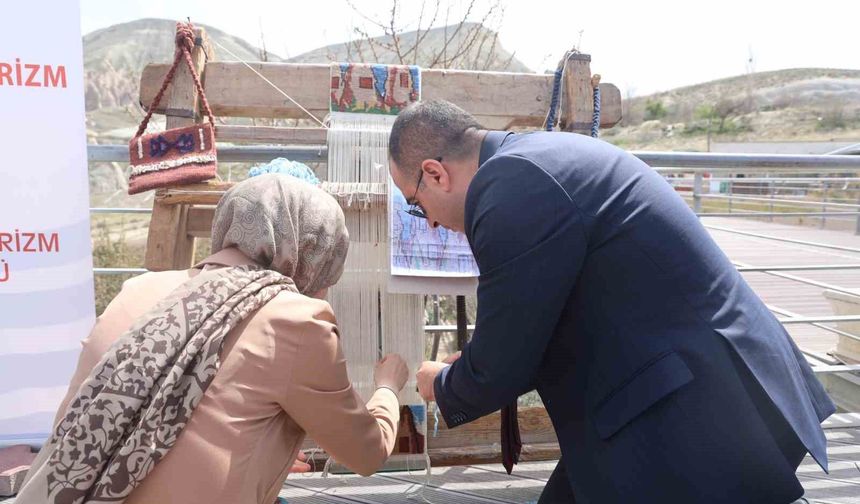 Turistler halı dokuyup çanak yaptı