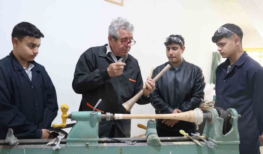 Abdal geleneğini yaşatan öğrenciler, çaldıkları enstrümanları yapmayı da öğreniyor