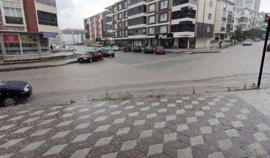 Ankara'da şiddetli yağmur ve dolu sokakları göle çevirdi