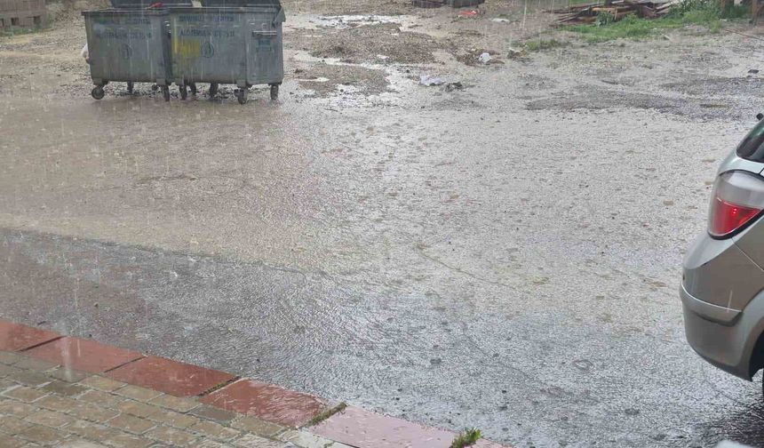 Başkentte sağanak etkili oldu, yollar göle döndü