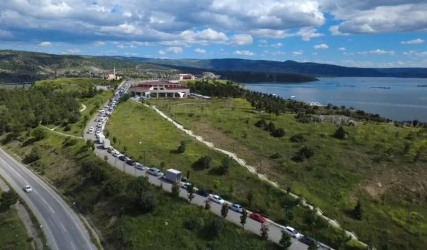Çekerek Millet Bahçesi bayram tatilinde yoğun ilgi gördü, araç kuyrukları oluştu