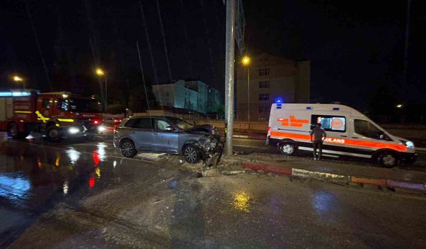 Cip trafik levhasına çarptı: 1 yaralı