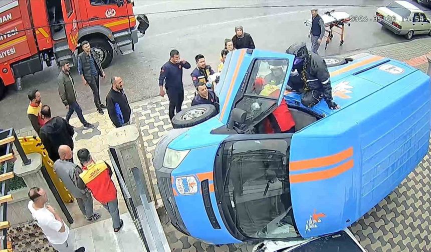 Kargo aracı otomobilin üzerine devrildi, yardıma motokurye koştu
