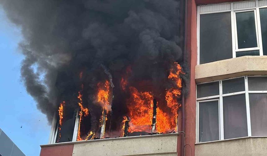 Korkutan yangın, daire alev alev yandı