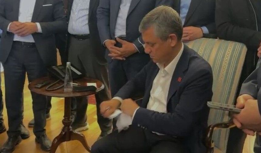 Özgür Özel kendisine verilen mutlak butlan tebligatını yırttı