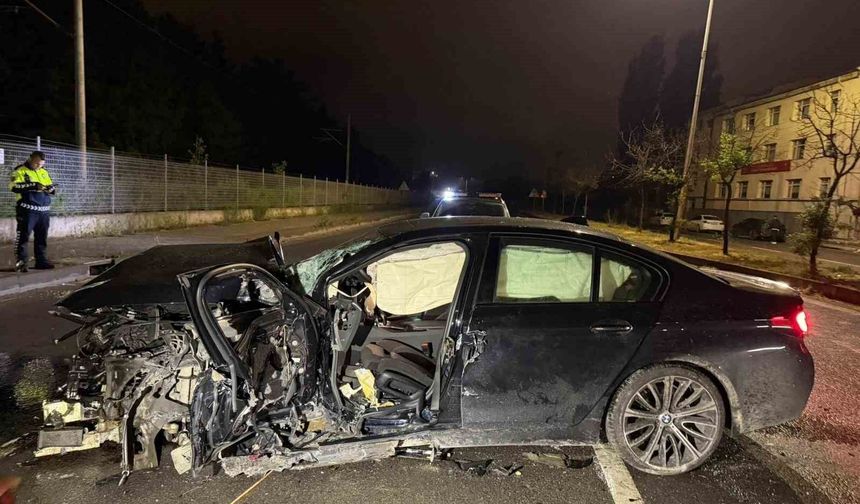 Refüje çarptıktan sonra hurdaya dönen araçta sıkışan sürücüyü itfaiye kurtardı