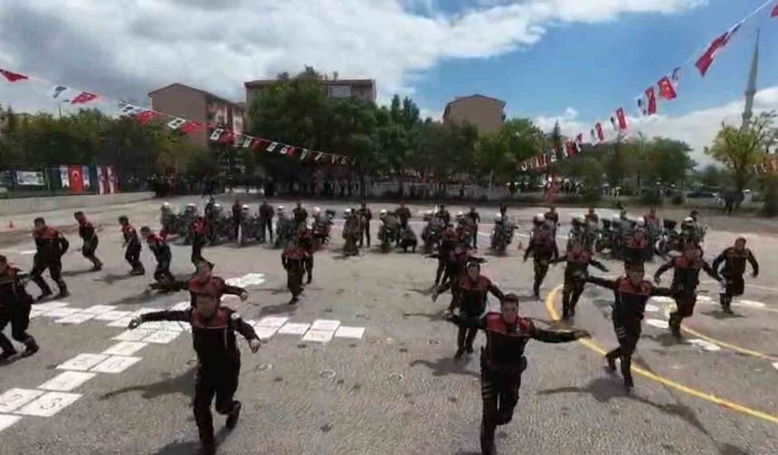 Yunus polislerden 19 Mayıs gösterisi