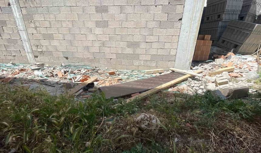 3'üncü kattan düşen kalıp ustası ağır yaralandı