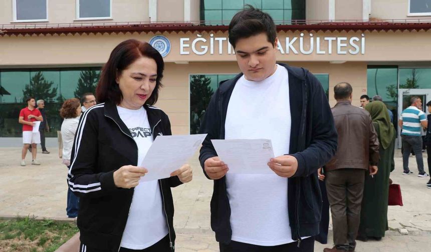 Anne oğul bitişik sınıflarda sınava girdi