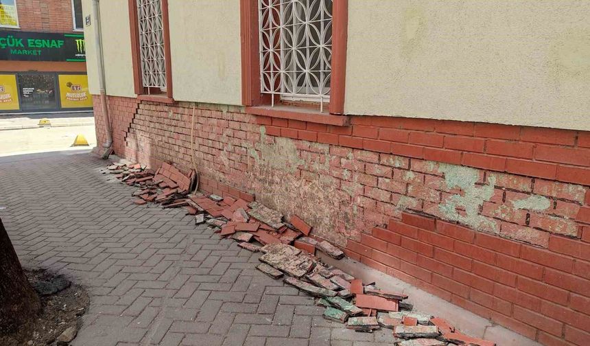 Cami duvarının dekoratif tuğlaları deforme olup kaldırıma döküldü