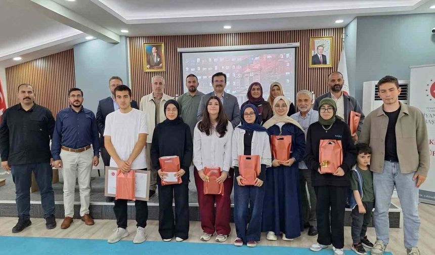 Eskişehir'de umre ödüllü bilgi yarışmasının kazananları ödüllerine kavuştu