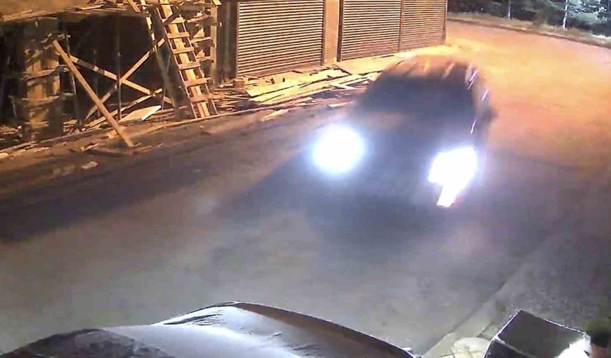 Kontrolden çıkan araç park halindeki motosiklet ve arabaya çarptı: O anlar kamerada