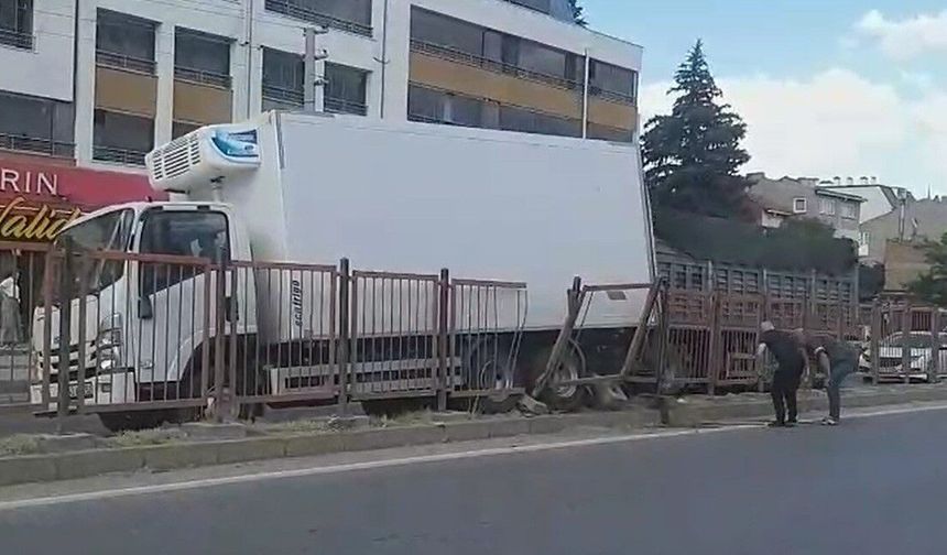 Markete giren sürücü el frenini çekmedi, faciadan dönüldü