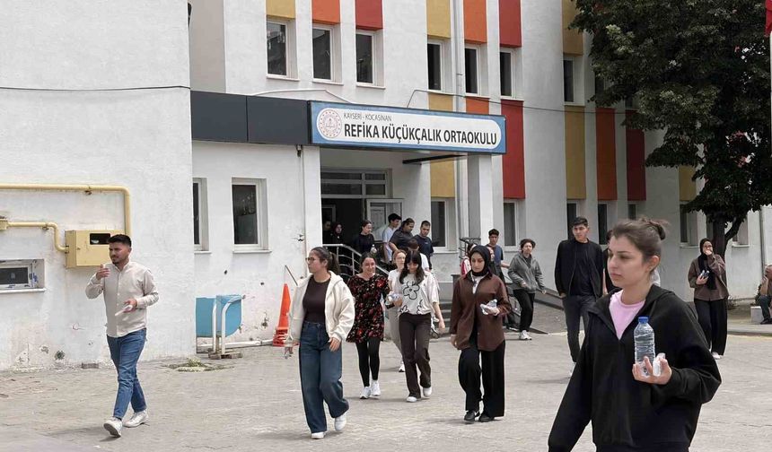 Polis geç kalan adayları sınava yetiştirmek için seferber oldu