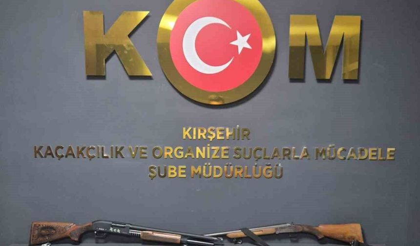 Ruhsatsız tüfek ve kaçak içki ele geçirildi