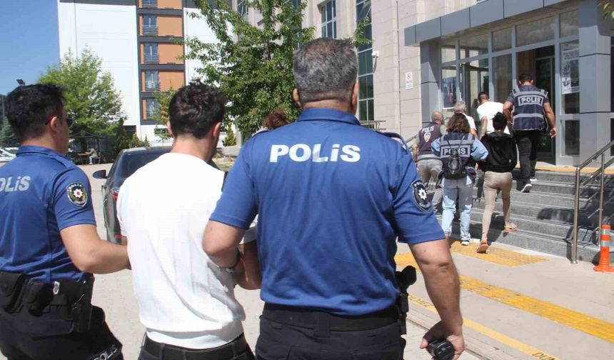 Sahte altın dolandırıcıları adliyeye sevk edildi