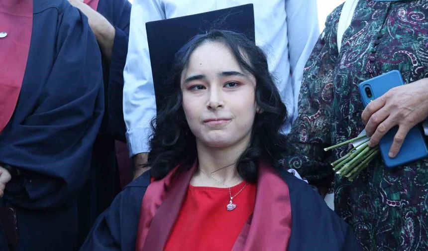 Serebral palsi hastası genç kız ikinci üniversitesinden mezun oldu
