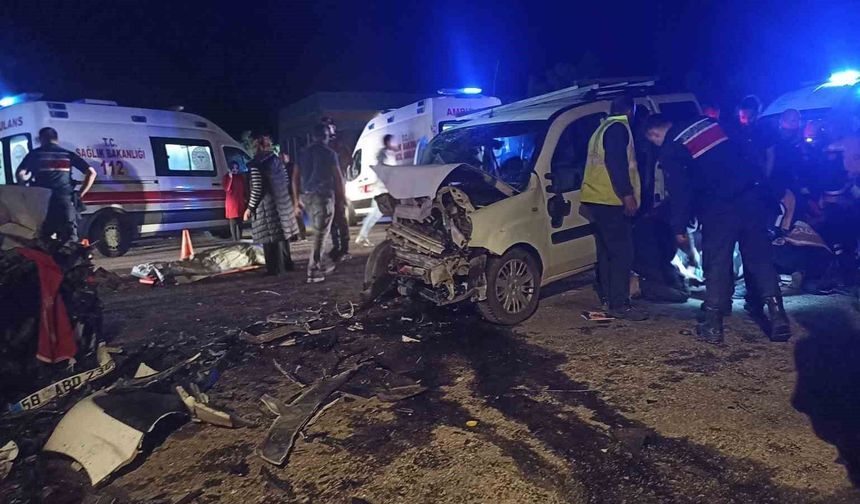 Sivas'ta iki araç kafa kafaya çarpıştı: 1 ölü, 3'ü ağır 7 yaralı (GÜNCELLEME)